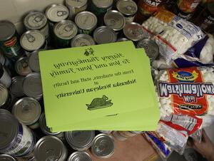 学校的亨廷顿感恩节食物募捐活动